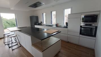 JÀÀkaappi, mikroaaltouuni, uuni, liesi