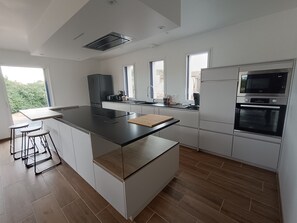 Fridge, microwave, oven, stovetop - New house for 14 people with view of the marshes near the sea with sauna for 4 people (Les Sables-d'Olonne)