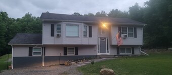 Stay at Red Squirrel, 4-bedroom house with AC in East Stroudsburg