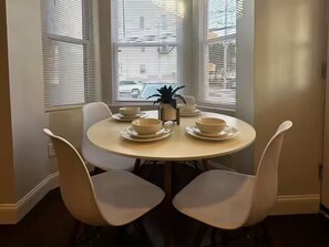 Dining - NYC VIEWS! NYC in 20 min 2 King Beds, Backyard W/D (Jersey City)