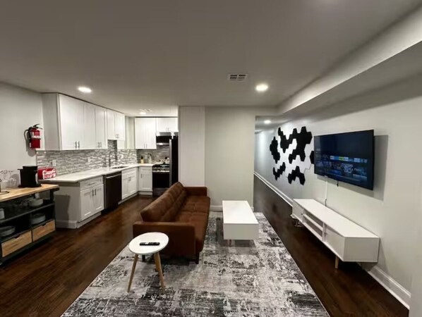 Living area - NYC VIEWS! NYC in 20 min 2 King Beds, Backyard W/D (Jersey City)