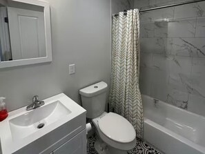 Hair dryer, towels, soap, toilet paper - NYC VIEWS! NYC in 20 min 2 King Beds, Backyard W/D (Jersey City)