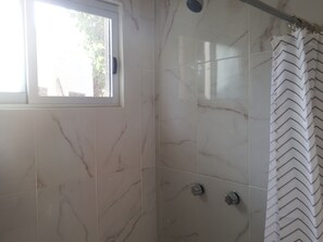 Dusche, Handtücher, Seife, Toilettenpapier