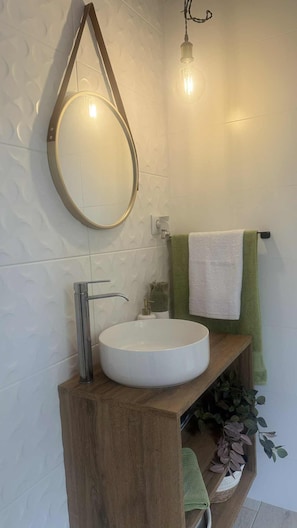House, Garden View | Bathroom | Shower, hair dryer, towels, soap