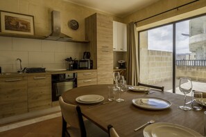 Fridge, oven, stovetop, coffee/tea maker