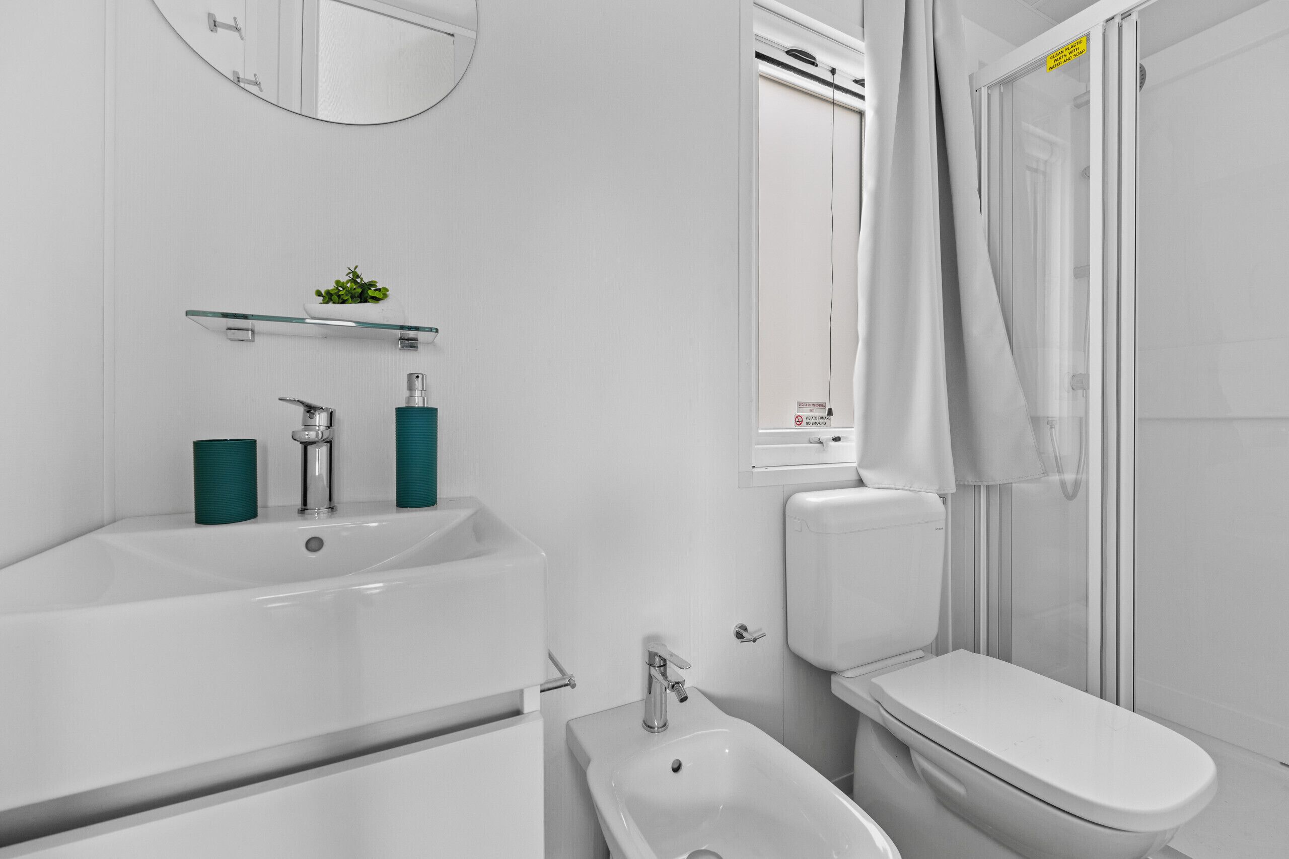 Shower, hair dryer, bidet, towels