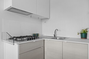 Jääkaappi, liesi, astianpesukone, kahvin-/teenkeitin