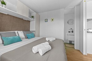 2 室のベッドルーム、旅行用ベビーベッド、WiFi (無料)、ベッドシーツ