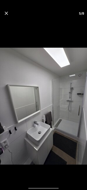 吹风机、毛巾、肥皂、卫生纸