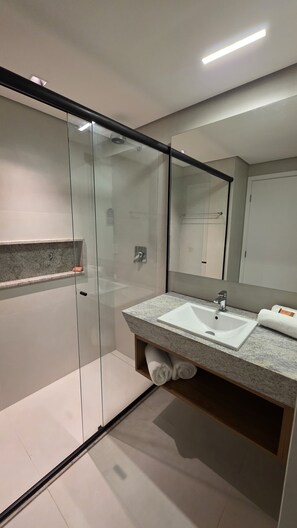 Căn hộ Deluxe, lanai, quang cảnh vườn | Phòng tắm | Buồng tắm vòi sen, khăn tắm, xà phòng, giấy vệ sinh 