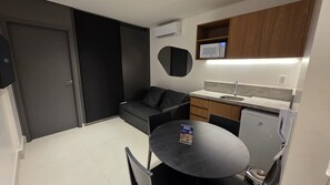 Deluxe-huoneisto, lanai, näköala puutarhaan | Oleskelualue