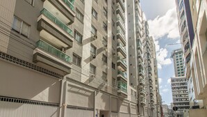 A multi-story residential building with balconies and a gated entrance. - 3BR Apt w/ Balcony 100m From Beach Evz0601 (Balneário Camboriú)