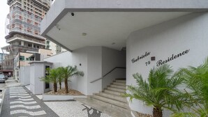 A modern building with a staircase leading to a residential area marked "Gabriela 79 Residence". - Apt With sea View and Barbecue in Itapema Gbl601 (Itapema)