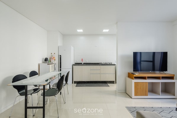 Basic Apartment | Dining
