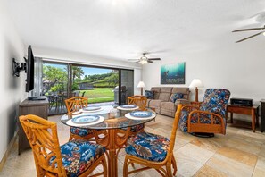 Condo, 1 giường cỡ king (Keauhou Punahele#D-102) | Khu phòng khách