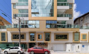 Un edificio moderno de varios pisos con ventanas amplias y balcones.