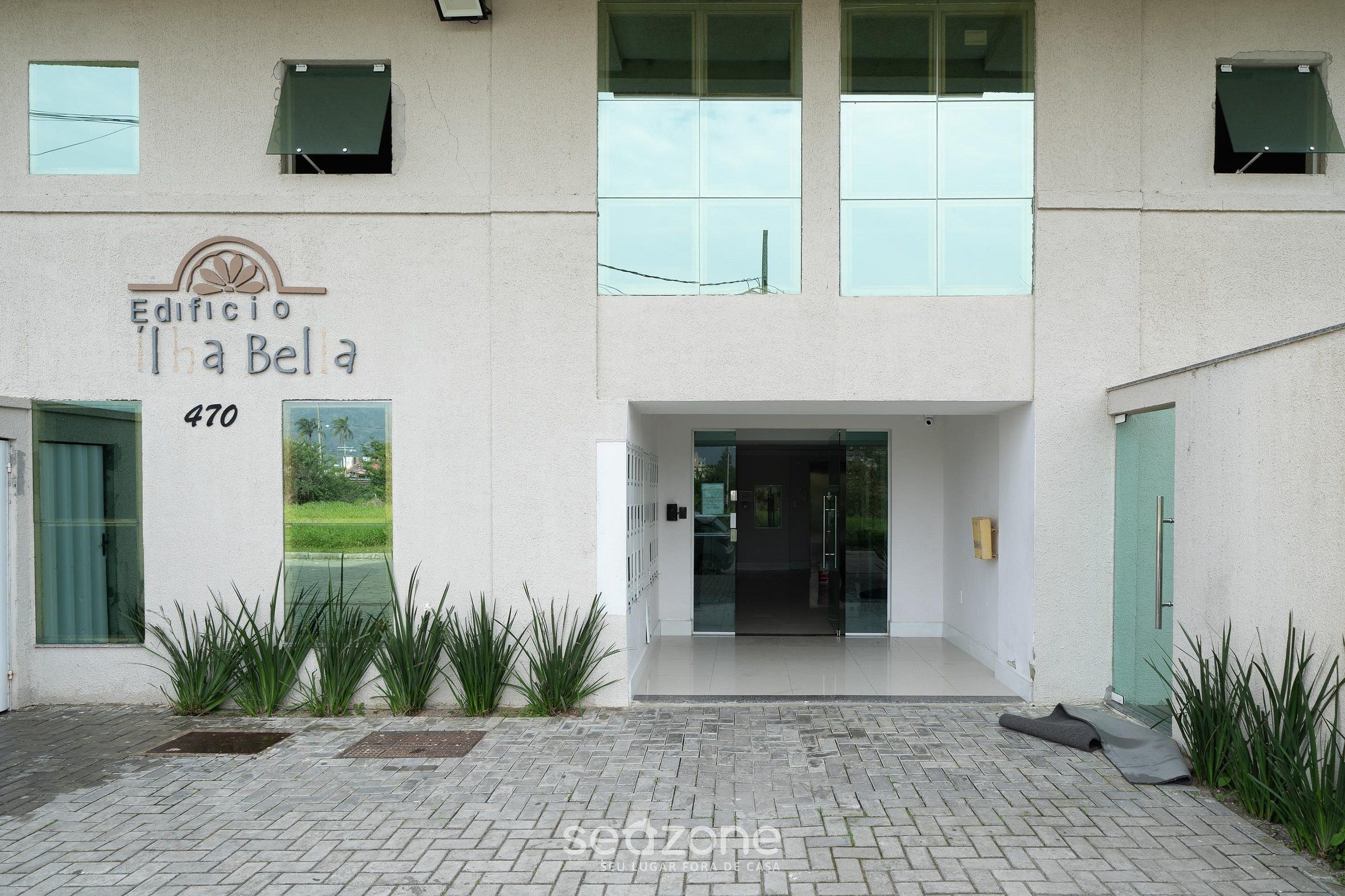 A building with a sign reading "Edificio Iha Bela" and the number 470.
