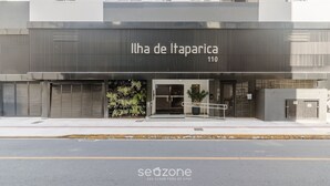 En modern byggnad med skylten ”Ilha de Itaparica 110”, vilket tyder på att det är ett hotell eller ett bostadshus.