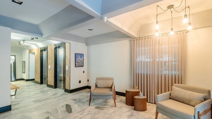 Full 2-bed Apt 80m From the Beach in BC