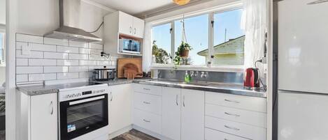 Kühlschrank, Mikrowelle, Toaster, Kochgeschirr/Geschirr/Besteck