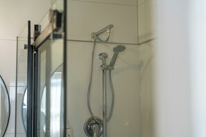 Shower - The Flax Cottage - National Park Holiday Home (Waimarino)