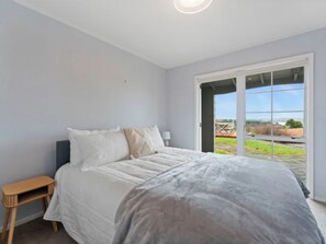 4 bedrooms, WiFi, bed sheets