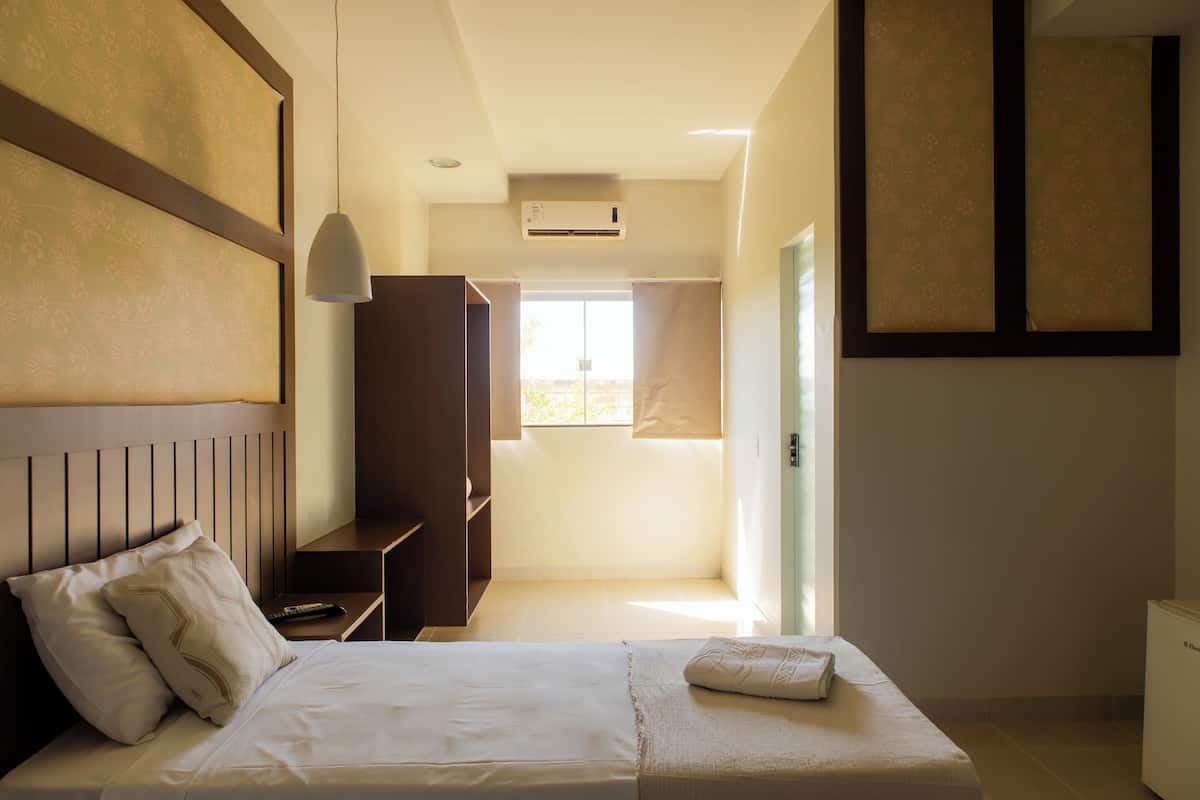 Classic Single Room | In-room safe, desk, laptop workspace, iron/ironing board