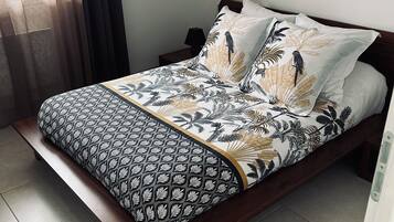 2 chambres, fer et planche à repasser, Wi-Fi, draps fournis