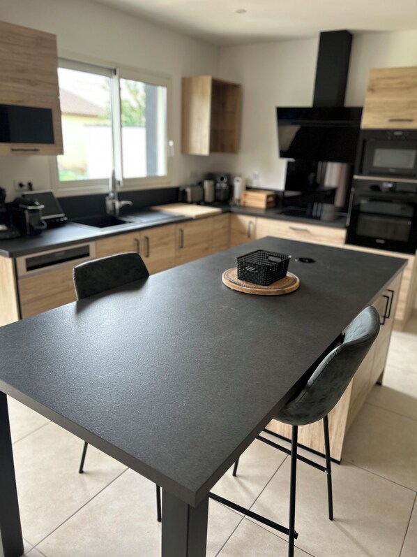 Micro-ondes, four, plaque de cuisson, lave-vaisselle