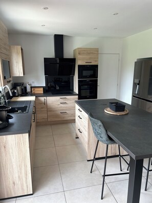 Een magnetron, een oven, een kookplaat, een vaatwasser