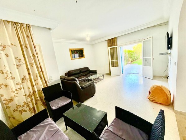 TV, fireplace - S+3 in Hammamet with Private Garden – For Rent by Night or Week (Hammamet)