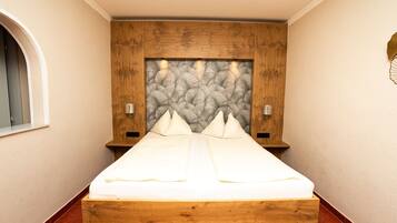 In-room safe, blackout curtains, free WiFi, bed sheets