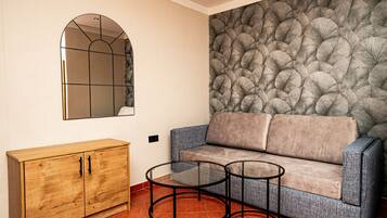 Neljän hengen perhehuone | Tallelokero huoneessa, pimennysverhot, ilmainen Wi-Fi, vuodevaatteet