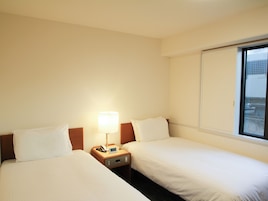 Cubrecamas, escritorio, wifi gratis y ropa de cama