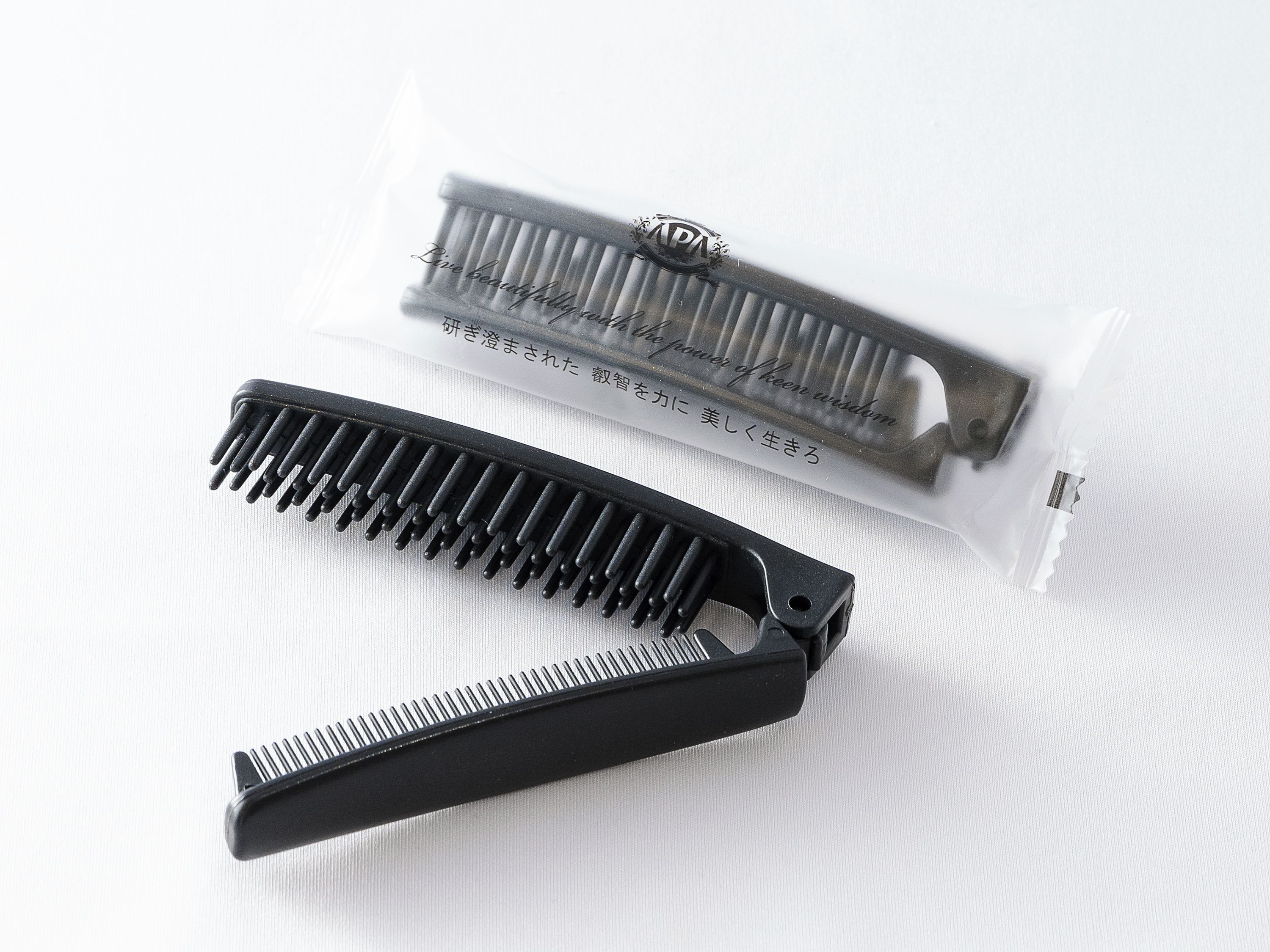 Un peigne noir et un étui pour peigne avec du texte en japonais.