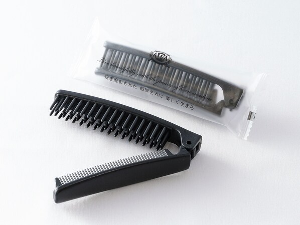 A black comb and a comb case with Japanese text. - APA Hotel Yamaguchi Iwakuni Ekimae Nishi (Iwakuni)