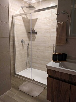 Dusche, Haartrockner, Handtücher, Seife