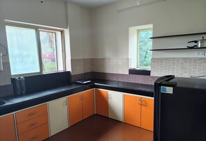 Kühlschrank, Mikrowelle, Herdplatte, Wasserkocher