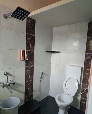 Ducha, toallas, jabón y champú