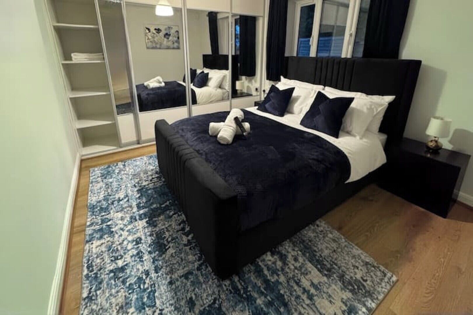 5 chambres, bureau, fer et planche à repasser, lit parapluie