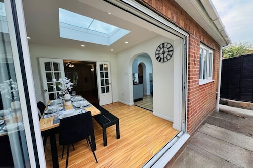 Luxury 5-bed Bungalow w/ Hot Tub, Games & Parking