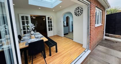 Luxury 5-bed Bungalow w/ Hot Tub, Games & Parking