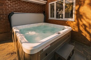 Outdoor spa tub - Luxury 5-bed Bungalow w/ Hot Tub, Games & Parking (Dudley)