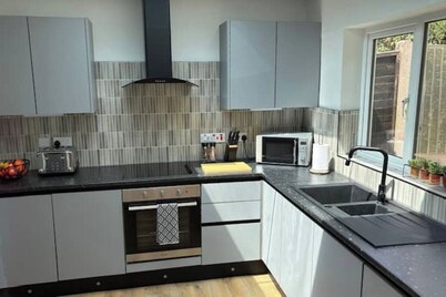 Spacious Bungalow I Hot Tub I Private Garden I Gated Parking