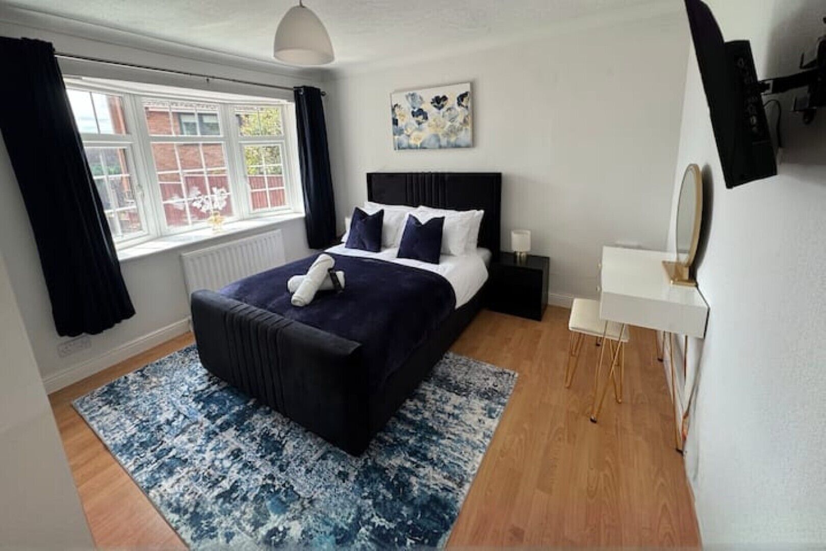 5 slaapkamers, een bureau, een strijkplank/strijkijzer, reisbedje