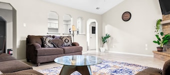 Pleasant 4-bedroom house near Stadium and Airport