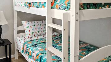 4 bedrooms, iron/ironing board, Internet, bed sheets