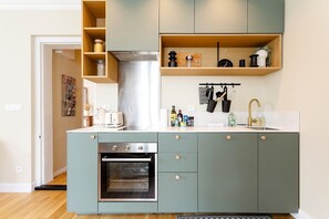 Kjøleskap, mikrobølgeovn, ovn og kokeplater