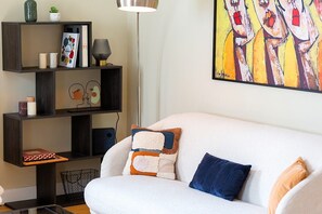 Tv, böcker och en stereo