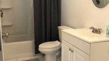 SĂšche-cheveux, serviettes fournies, savon, papier toilette